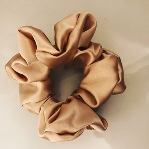 dark beige scrunchie✨🌞